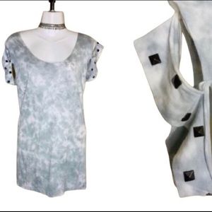 Pull over tee-Shirt with studded sleeves.